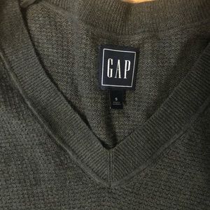 GAP olive green v-neck sweater, size small